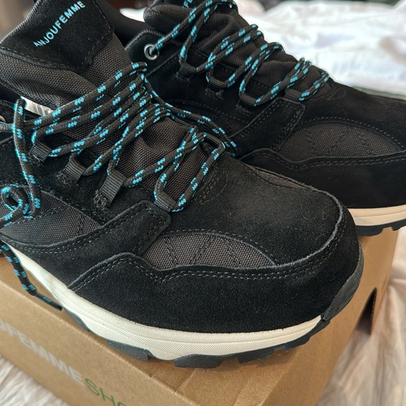 NWB Black waterproof sneakers size 10. Brand new in box - Picture 2 of 8